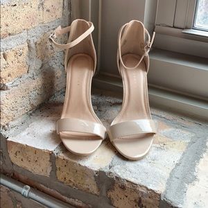 NWOT Nude heels